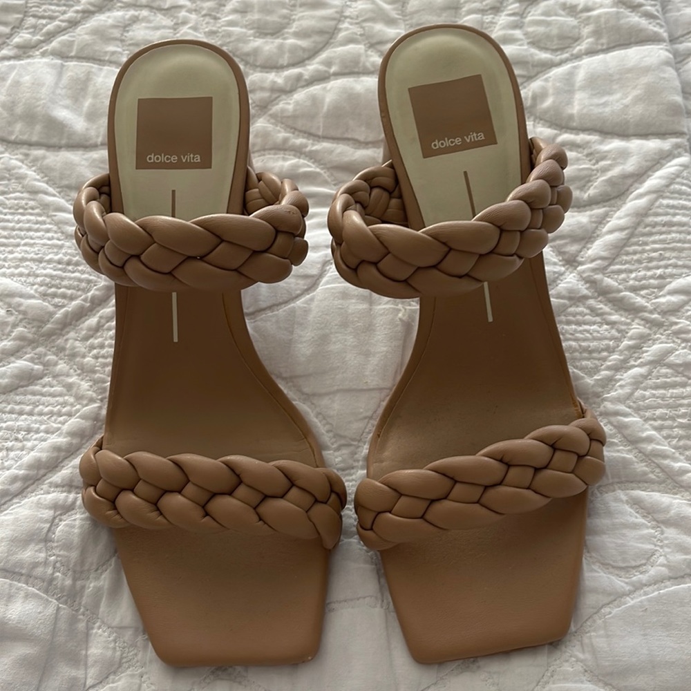 Dolce Vita braided paily sandal in taupe. Size 8
